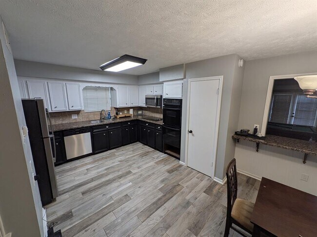 Building Photo - 1844 Rollingwood Dr