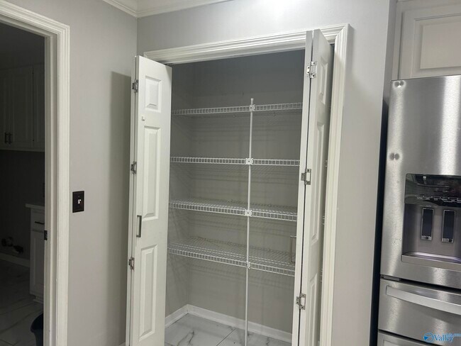 Building Photo - 2012 Fairway Hills Dr