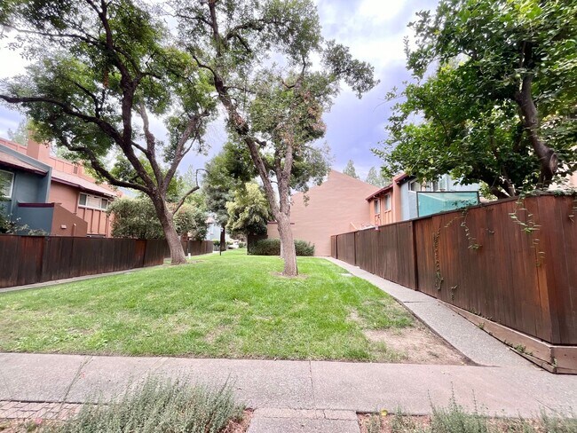 Building Photo - Adorable 3 bed / 1.5 bath Condo
