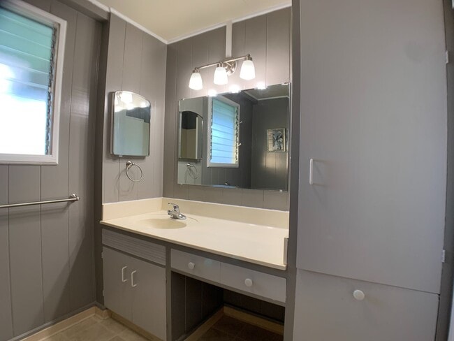 Building Photo - Moanalua Gardens (Honolulu) - Great Location - 3 bedroom home