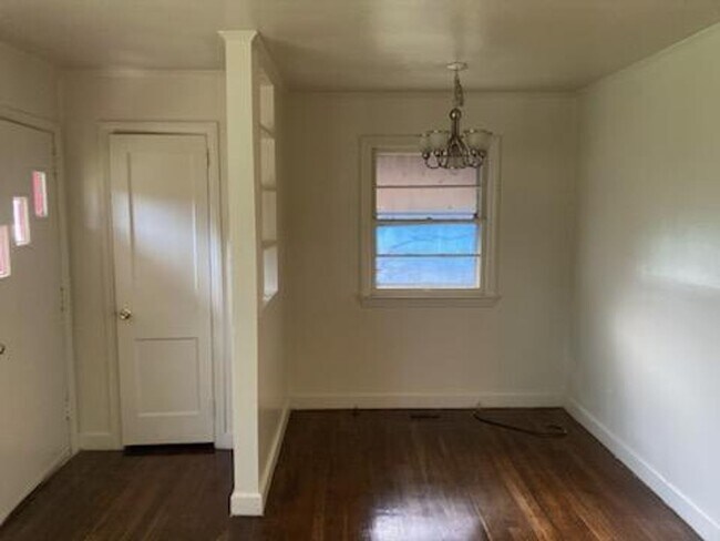 Building Photo - 2 Bedroom House