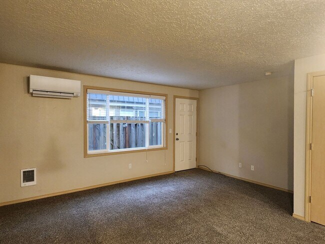 Building Photo - 1ST  FULL  MONTH'S  RENT  FREE   Pet-friendly Townhouse Near Parks and Downtown Newberg