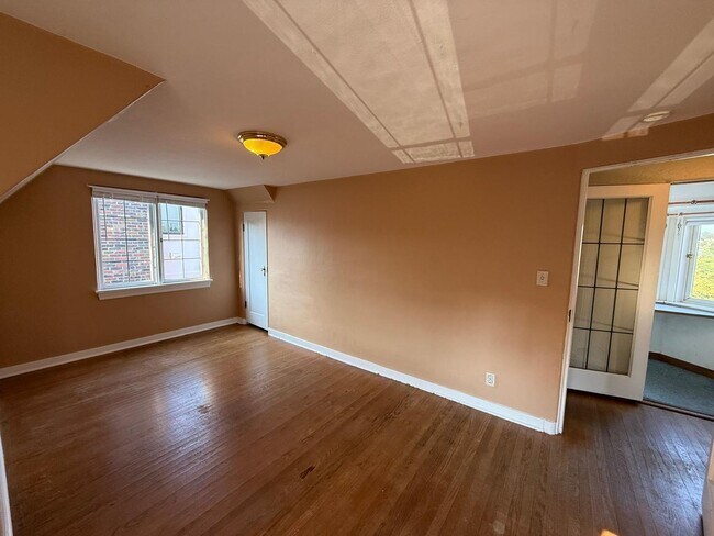 Building Photo - 2466 Montavista Pl W
