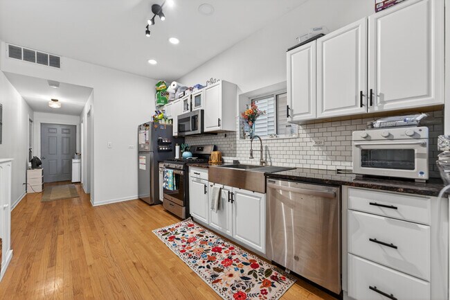 Building Photo - 3115 N Oakley Ave