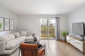 Building Photo - Remodeled-like new! Adorable 2 br 1 bath, great location! Water-sewer-garbage Incl