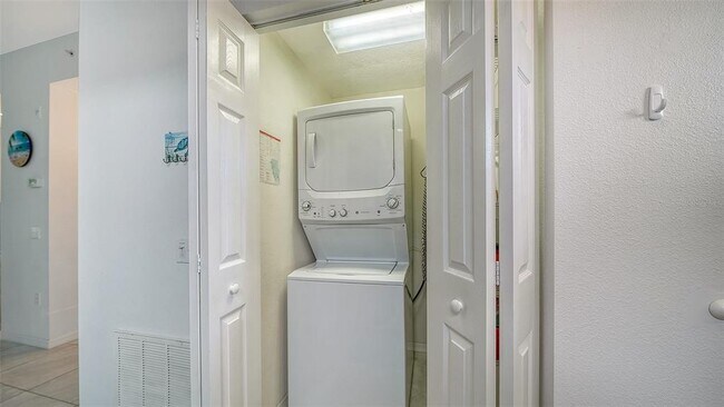 Building Photo - 8375 Glen Rose Way