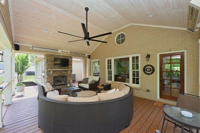 Building Photo - **RARE BRENTWOOD FIND, A MASTERCLASS IN ELEGANT SOUTHERN DESIGN**