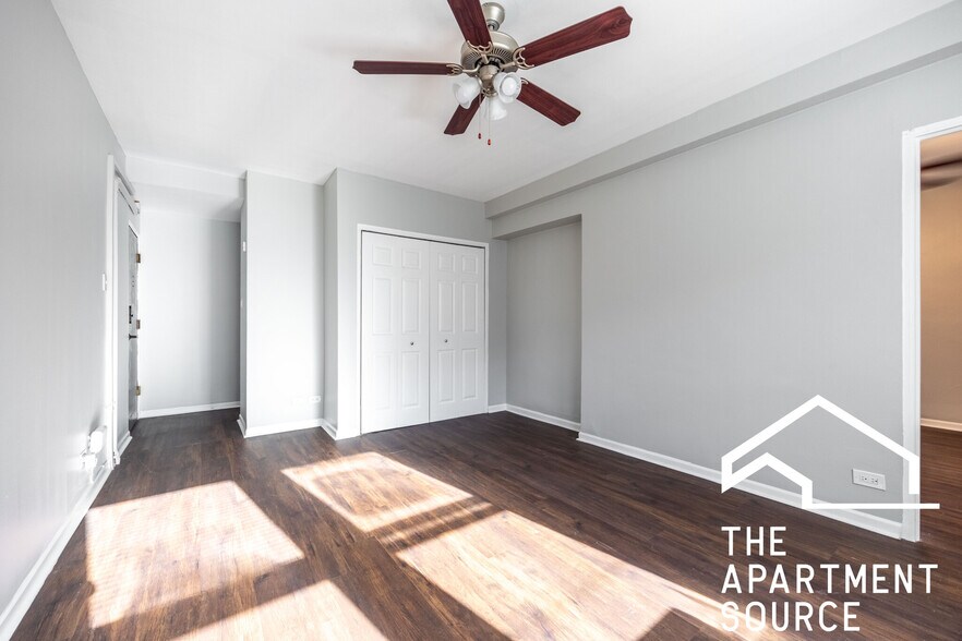 Building Photo - 1140 N La Salle Dr