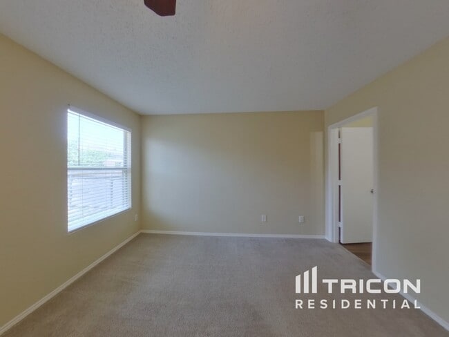 Building Photo - 537 Linacre Dr