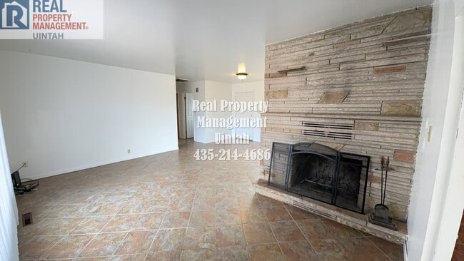 Building Photo - One level living with 4 bedrooms, 2 bathro...