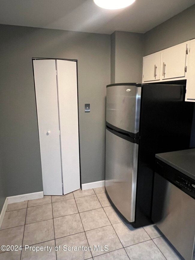 Building Photo - 220 Linden St