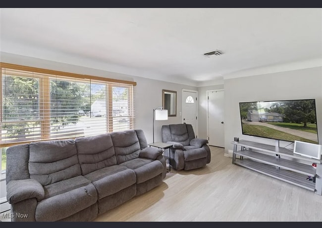 Building Photo - 2353 W Hedgewood Dr