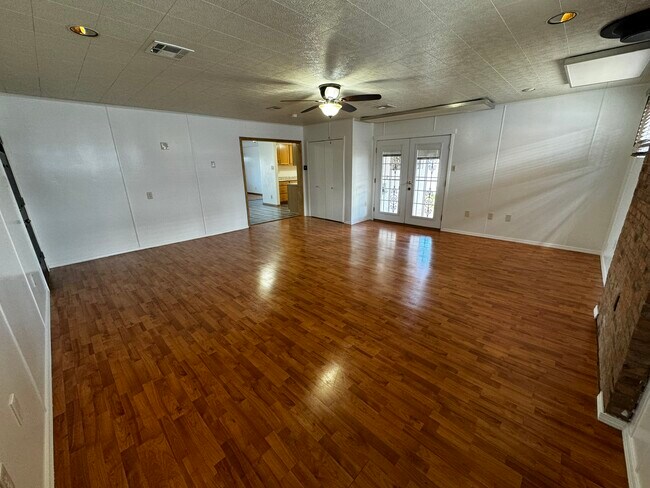 Building Photo - 908 Faye Pl NE