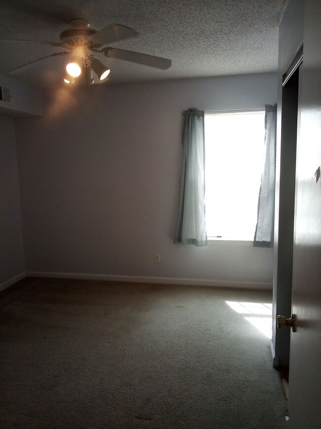 Building Photo - 2268L Essex Dr