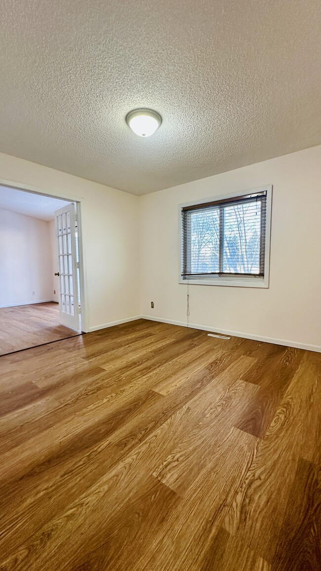 Building Photo - Condo on Park