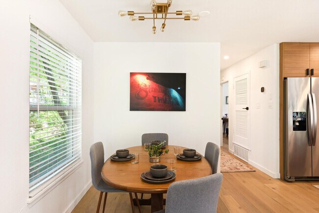 Building Photo - 2906 Westhill Dr