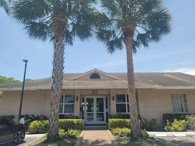 Building Photo - 611 Cypress Lake Blvd