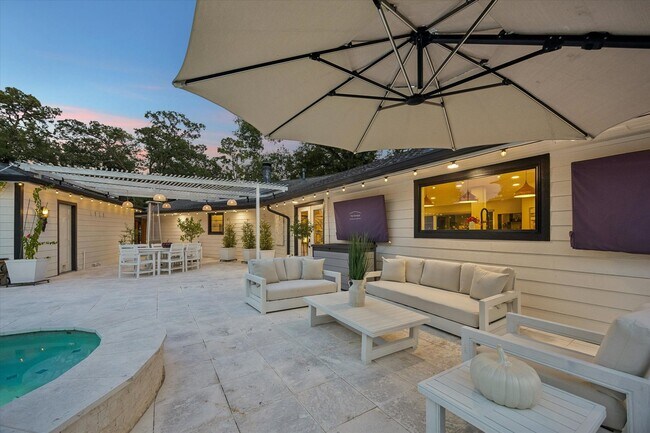 Building Photo - 8518 Westview Dr