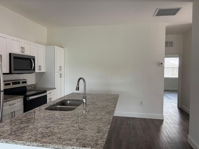 Building Photo - Lehigh Acres Beautiful 2 bdrm/2 bath Plus ...