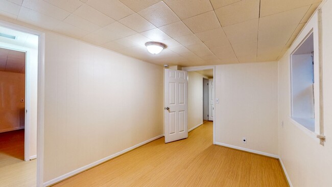 Building Photo - Cozy two bedroom one bath with large stora...