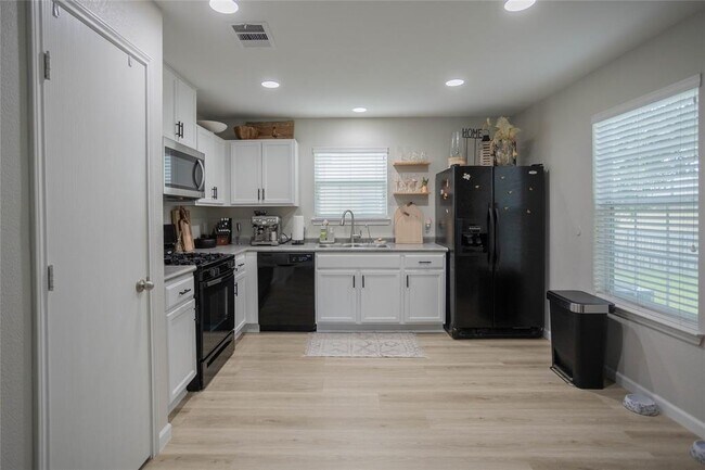 Building Photo - 1059 Powell