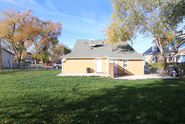 Building Photo - Updated 3 Bed 1 Bath with HVAC