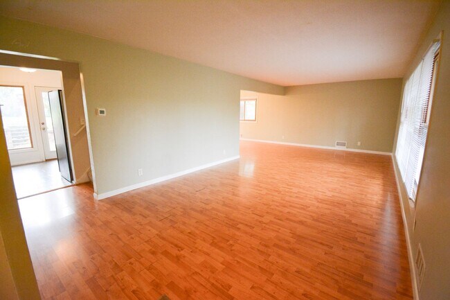 Building Photo - Charming 3-Bedroom Home with Walk-In Close...
