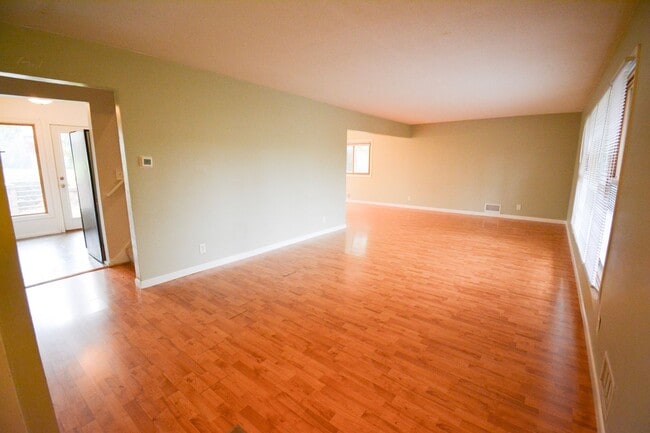 Building Photo - RENT SPECIAL 3-Bedroom Home with Walk-In Closet, Deck & Prime Location Near Shopping