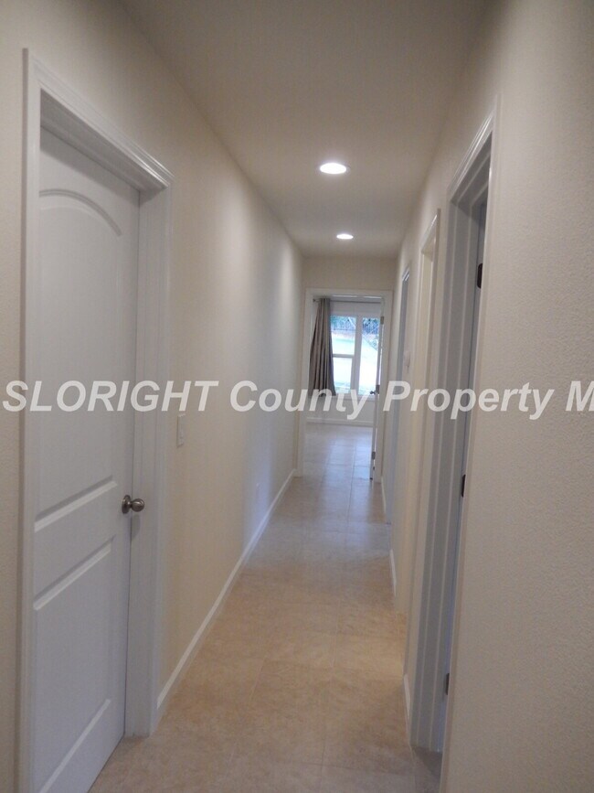 Building Photo - AVAILABLE AUGUST- Recently Remodeled - 1 Block from Poly