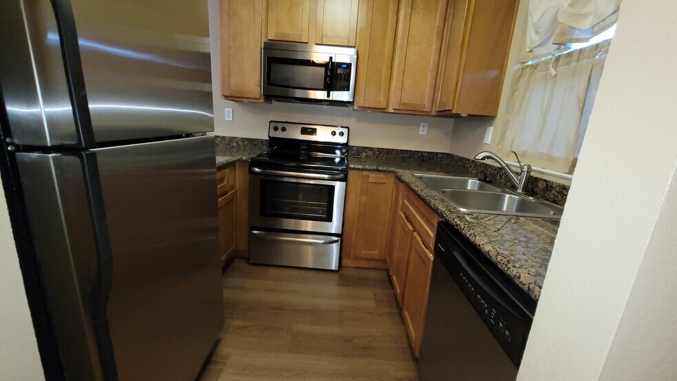 Building Photo - 788 Center Ave