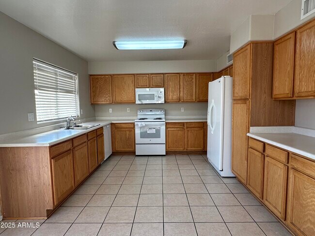 Building Photo - 10971 W Rio Vista Ln