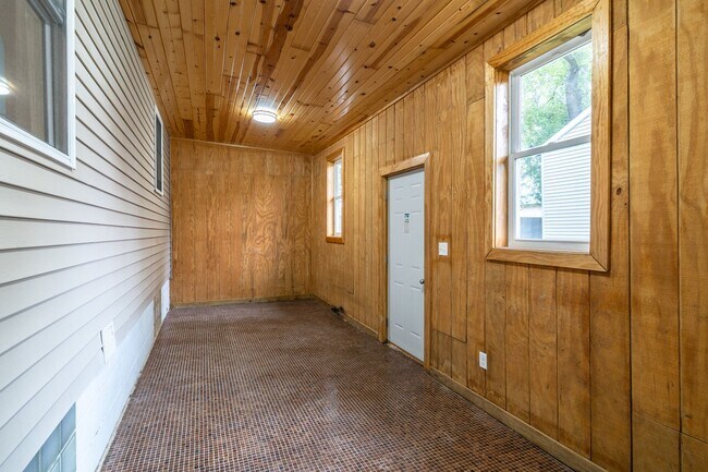 Building Photo - 3 Bedroom Home Available Now!