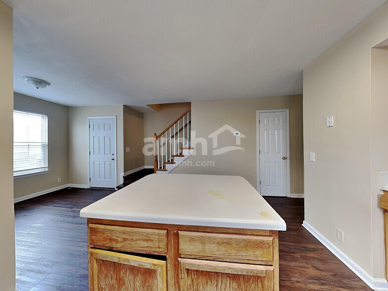 Building Photo - 913 Tom Hailey Blvd