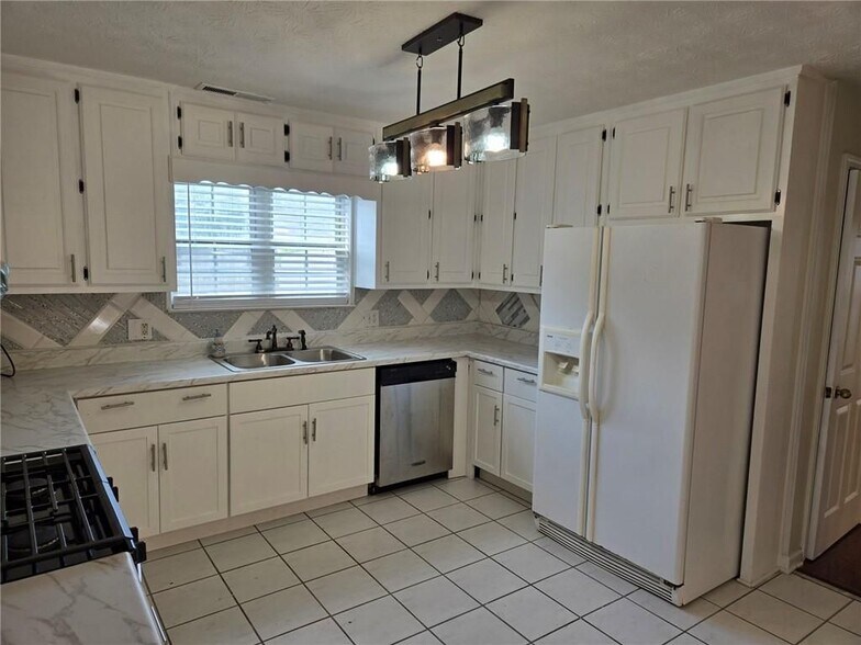 Building Photo - 3243 Oak Vista Way SW