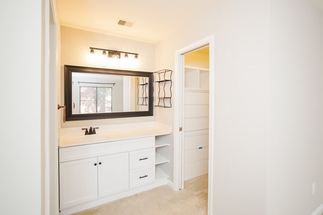 Building Photo - 2815 Lee Oaks Ct