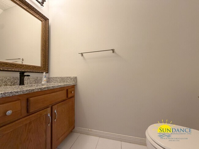 Building Photo - Gorgeous 2 Story Townhome in Fort Walton Beach!