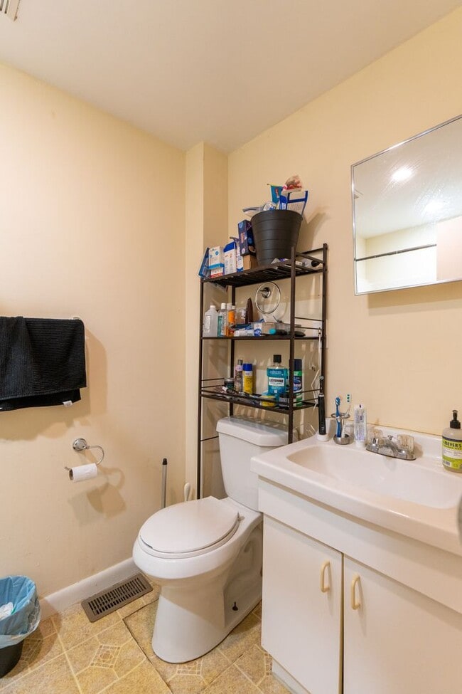 Building Photo - Beautiful 2 bedroom Bi level unit