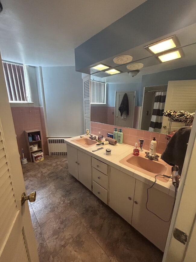 Building Photo - 3 bedroom 1 bath Apartment Available June 1st!! Massive bedrooms and a 5 minute walk to campus.