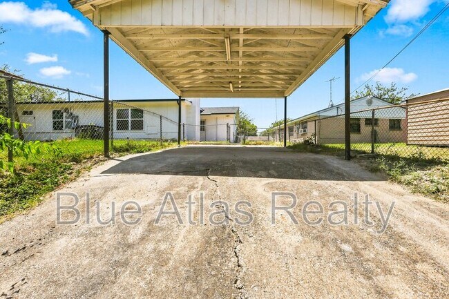 Building Photo - 6008 Golden Gate Dr