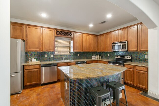 Building Photo - ** MOVE IN SUMMER 2026 ** 5 Bed 3 Bath **F...