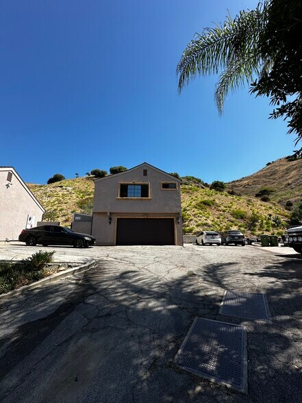 No top, bottom or side neighbors - 8532 Vine Valley Dr