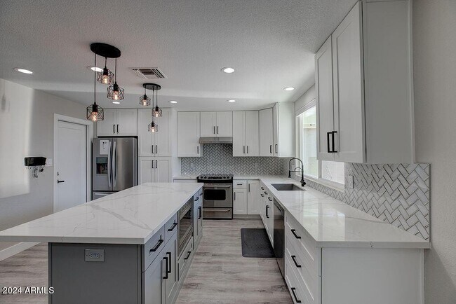 Building Photo - 917 N 87th Pl