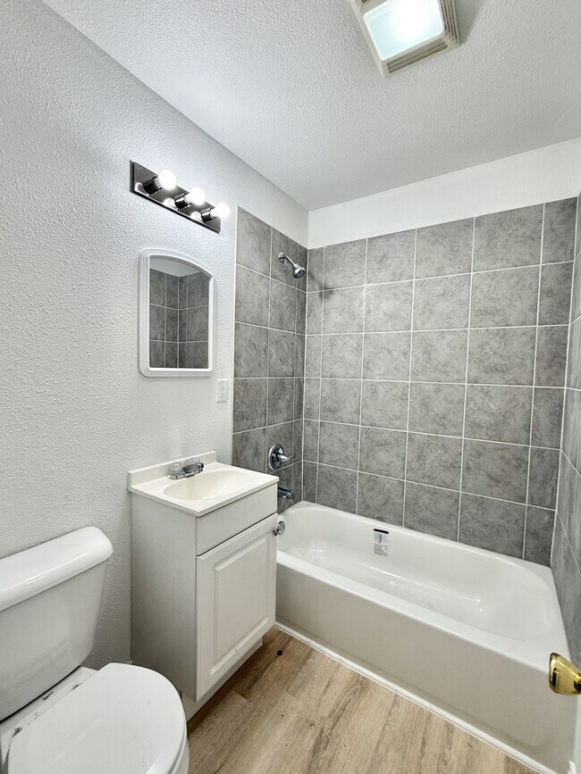 Building Photo - 709 11th Ave NW