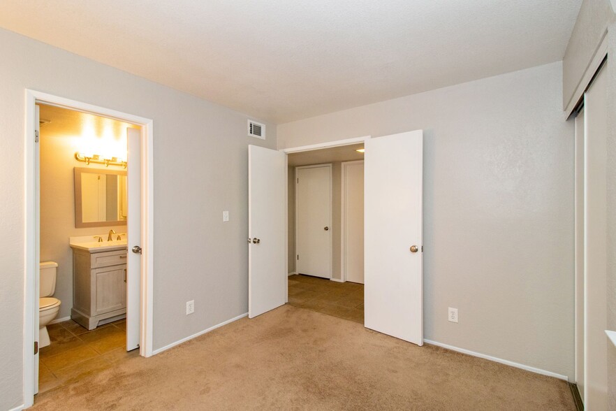 Bedroom 1/Bathroom 1 - 4721 N Cedar Ave