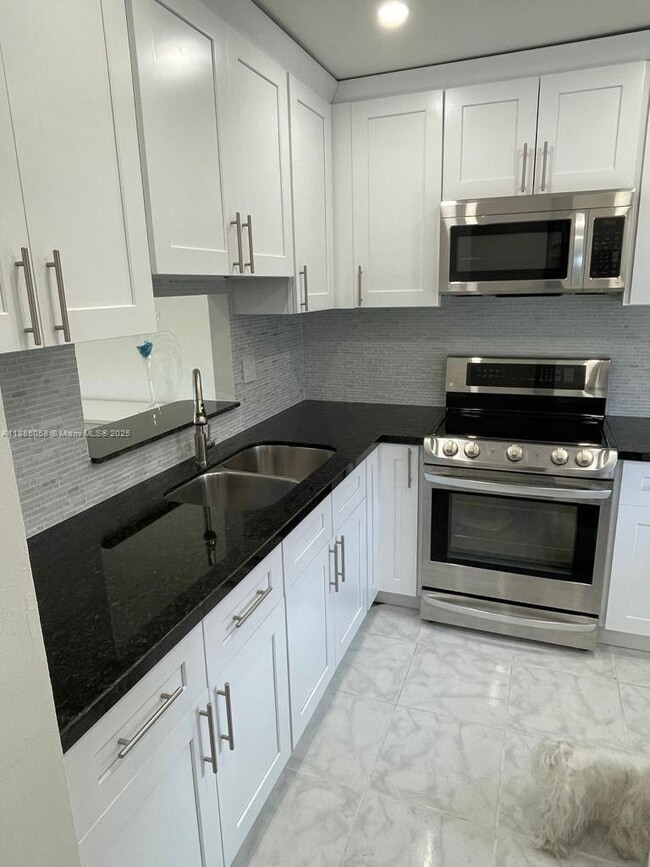 Building Photo - 5051 W Oakland Park Blvd