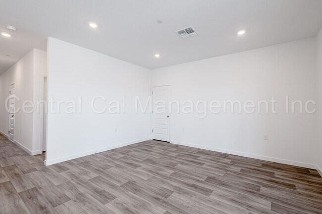 Building Photo - 4 Bedroom, 2 Bath Home with Solar in the S...