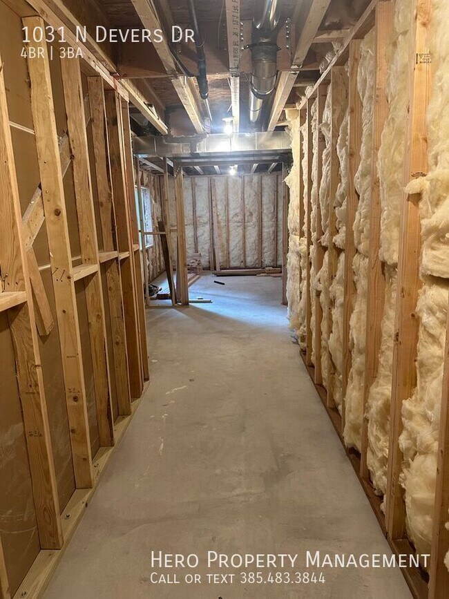 Building Photo - 1031 Devers Dr