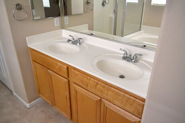 Building Photo - SW - 3 BEDROOMS PLUS LOFT SPACE