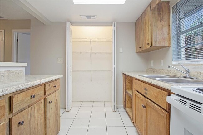 Building Photo - 1436 Lake Bonny Dr W