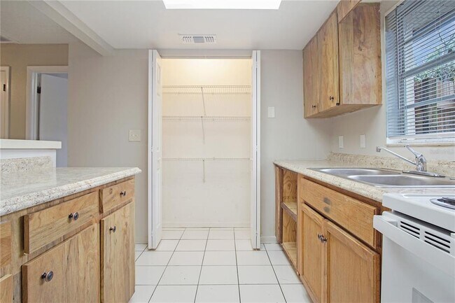 Building Photo - 1438 Lake Bonny Dr W